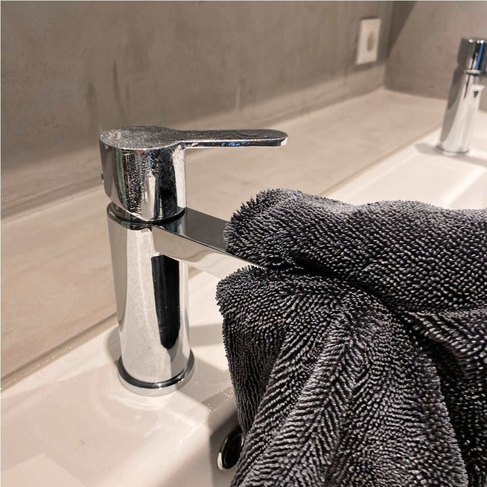 FASTDRY towel drying mirror surfaces with no smears or lint

